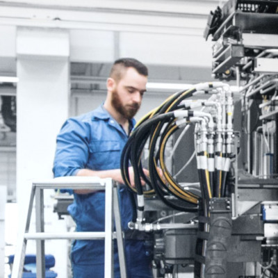 Auszubildende bei LiCON erhält eine technische Anweisung