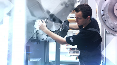 LiCON Mitarbeiter arbeiter an einer Machine