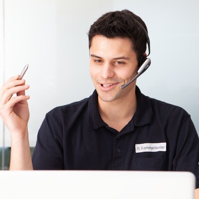 LiCON Service-Mitarbeiter im Telefon-Gespräch mit einem Kunden