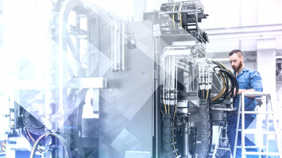 Zwei LiCON Mitarbeiter bedienen eine technologische LiCON Software