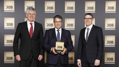 LiCON Mitarbeitende bekommen den Top Job-Award für herausragende Arbeitgeberqualitäten überreicht