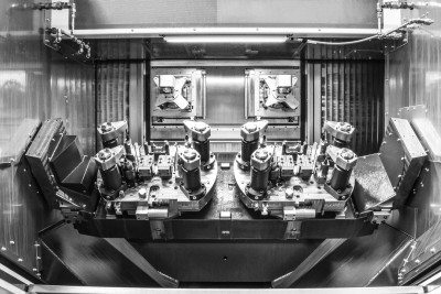 LiCON Spannvorrichtung für die Schwerzerspanung mit einem Doppelspindler LiFLEX II 766 mit Direktbeladung bei Haldex zur Bearbeitung von Bremssatteln Signifikante Kapazitätserhöhung Reduzierte Komplexität mit automatisierter Direktbeladung durch Roboter Fünf-Achs-Maschine