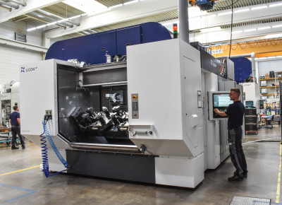 LiCON machining centre LiFLEX II 776 direct loading for Haldex with operator for machining brake calipers Heavy-duty machining Significant increase in capacity reduced complexity with automated direct loading by robot five-axis machine
