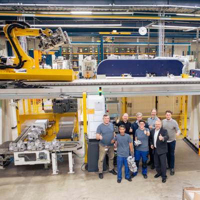 LiCON Bearbeitungszentrum Doppelspindler LiFLEX II 766 für Hengst zur Bearbeitung von LKW-Filtergehäusen Roboter Flexibilität Automation Industrie 4.0 Minimalmengenschmierung Komplettbearbeitung der Bauteile in einer Aufspannung