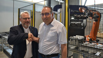 Mitarbeiter von Talum und LiCON schütteln sich freundschaftlich die Hand.