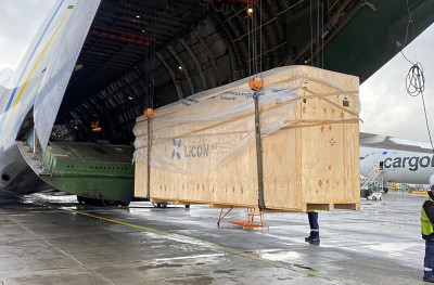 LiCON-Maschine LiFLEX wird in eine Antonow verladen Bearbeitungszentren Doppelspindler Automation Mechanische Bearbeitung